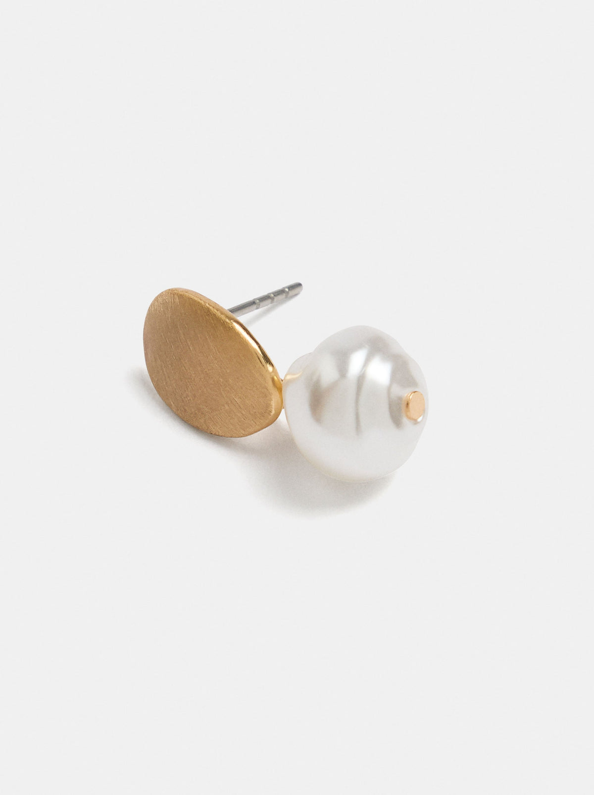 Short Earrings With Pearl