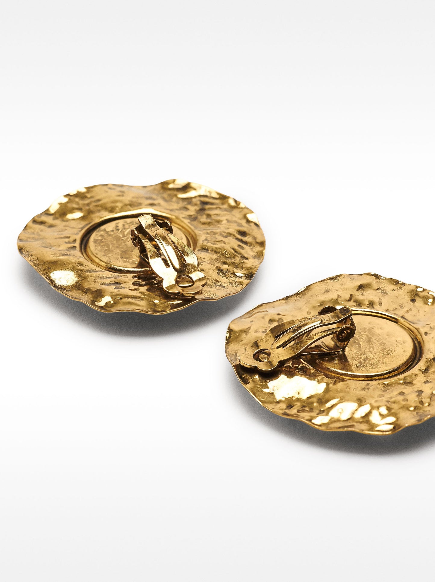 Round Earrings With Stone