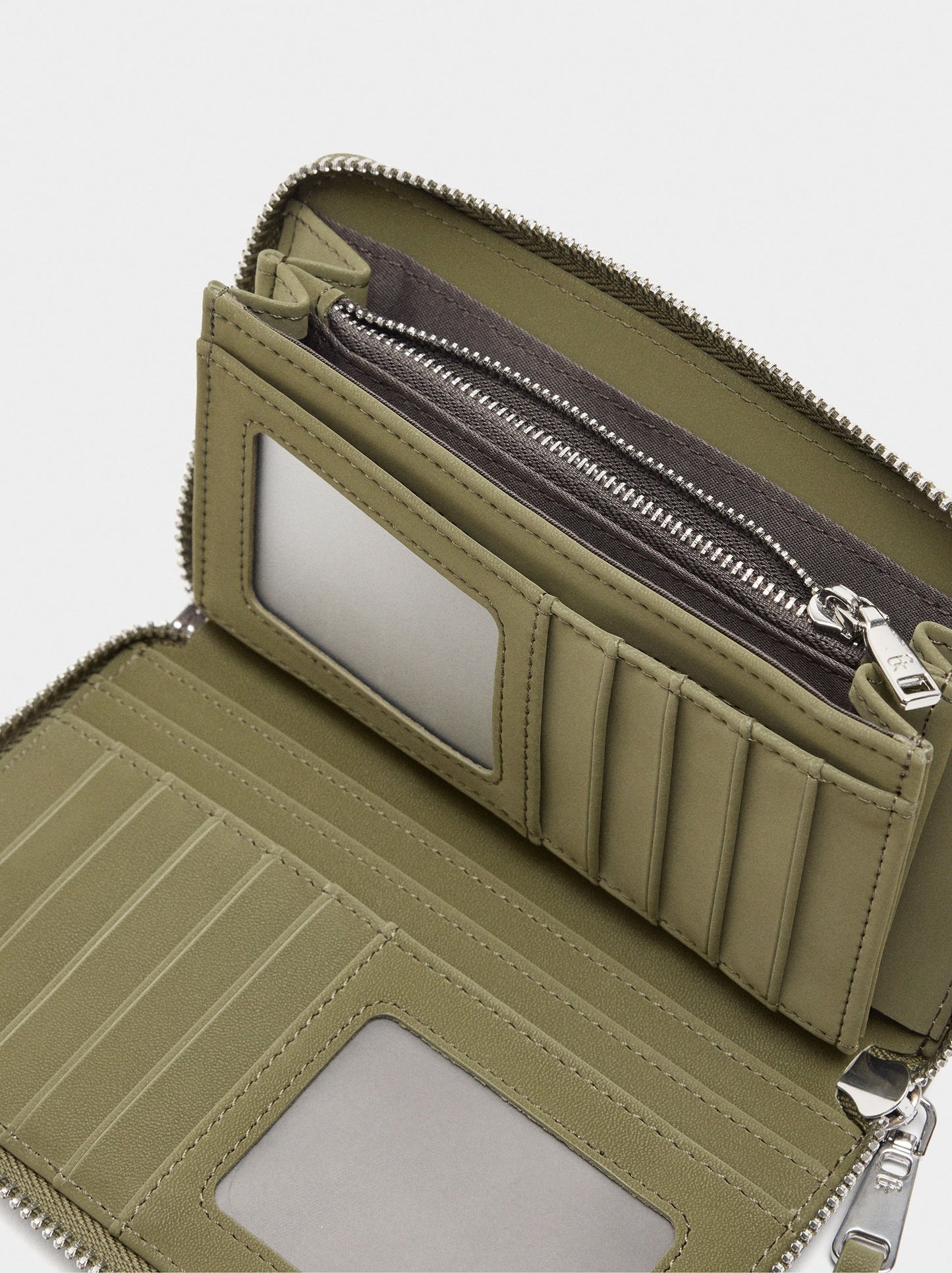 Wallet With Soft Texture Zipper Closure M