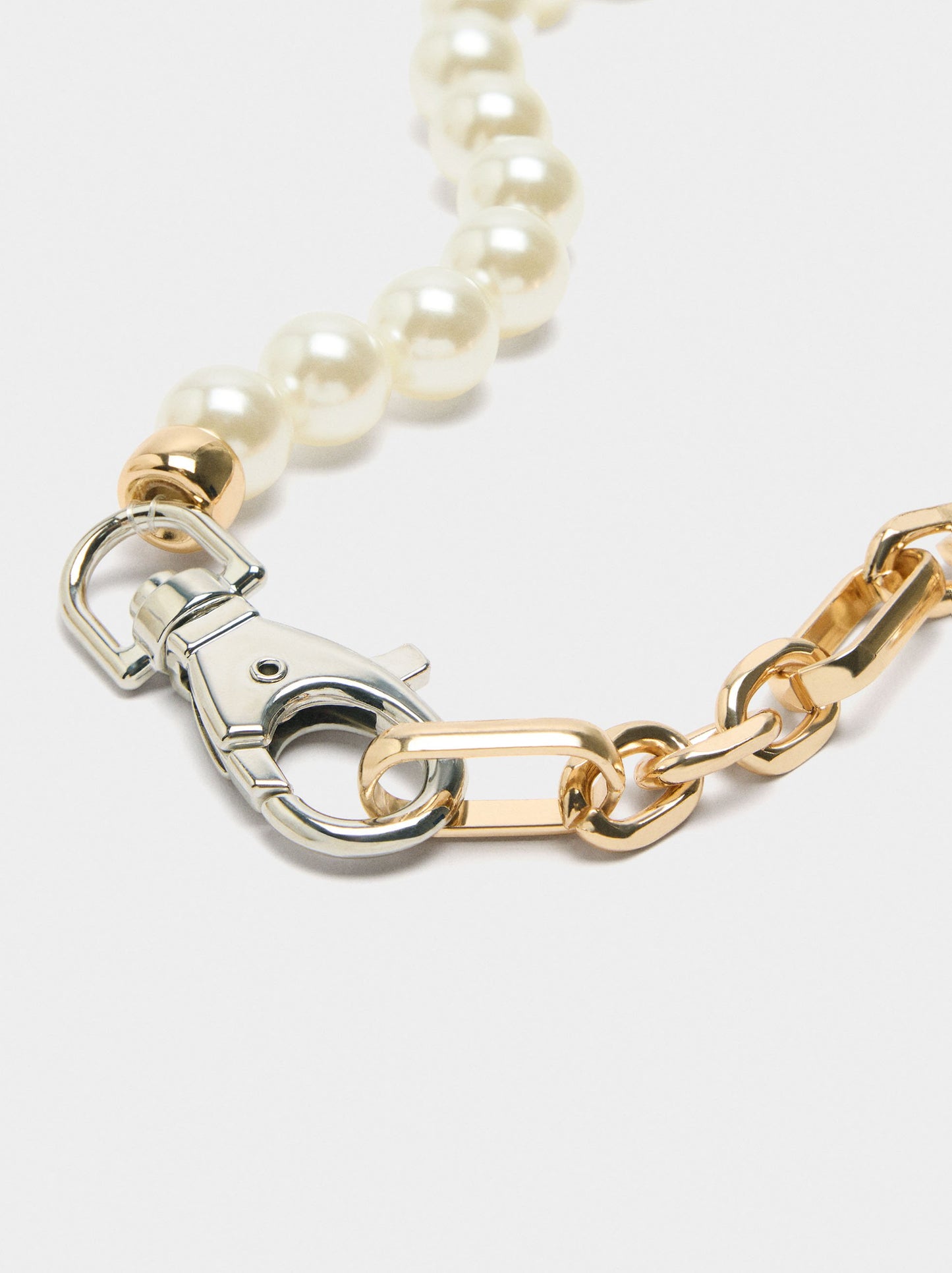 Short Chain Necklace With Pearls