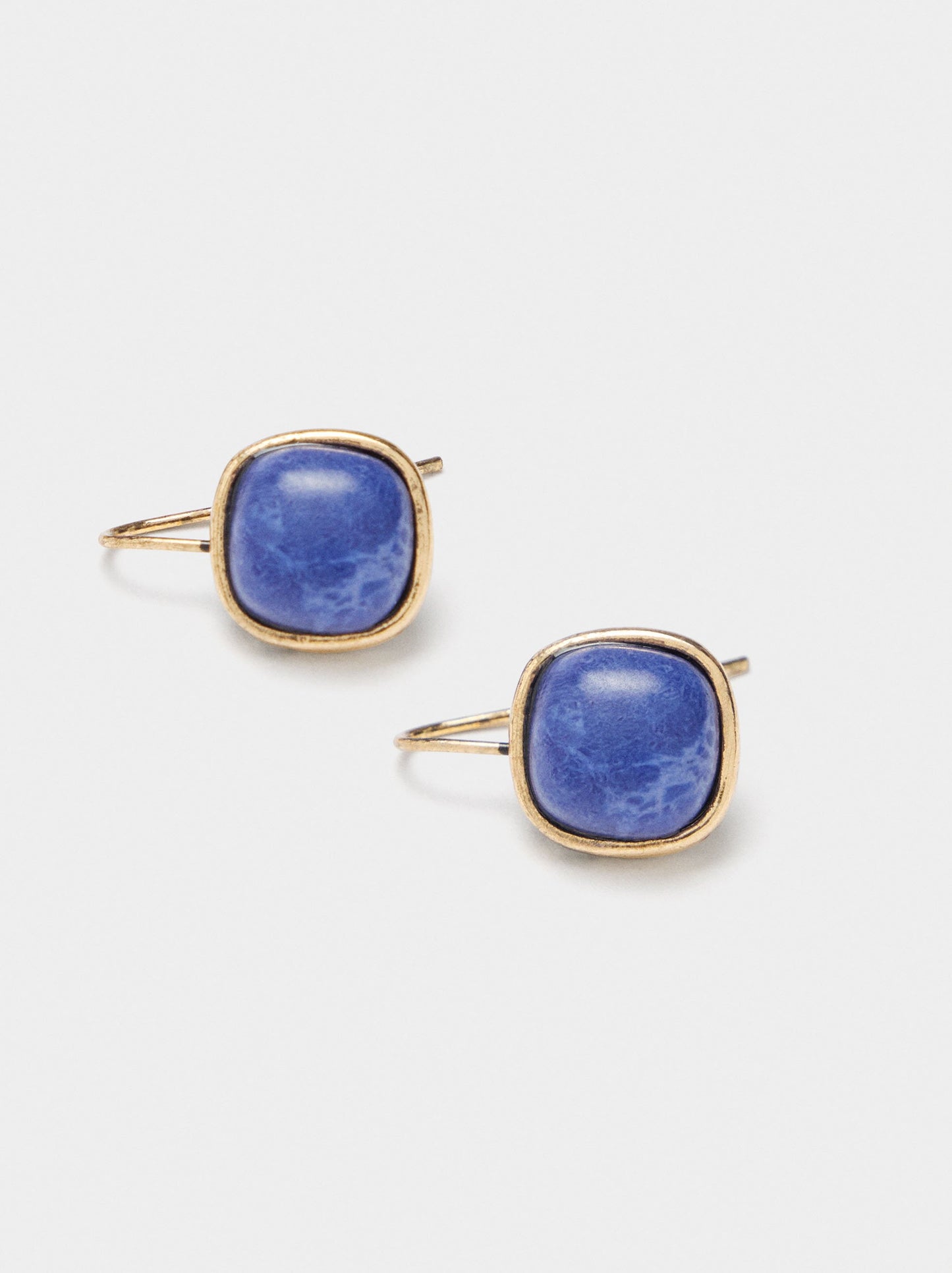 Short Earrings With Stone