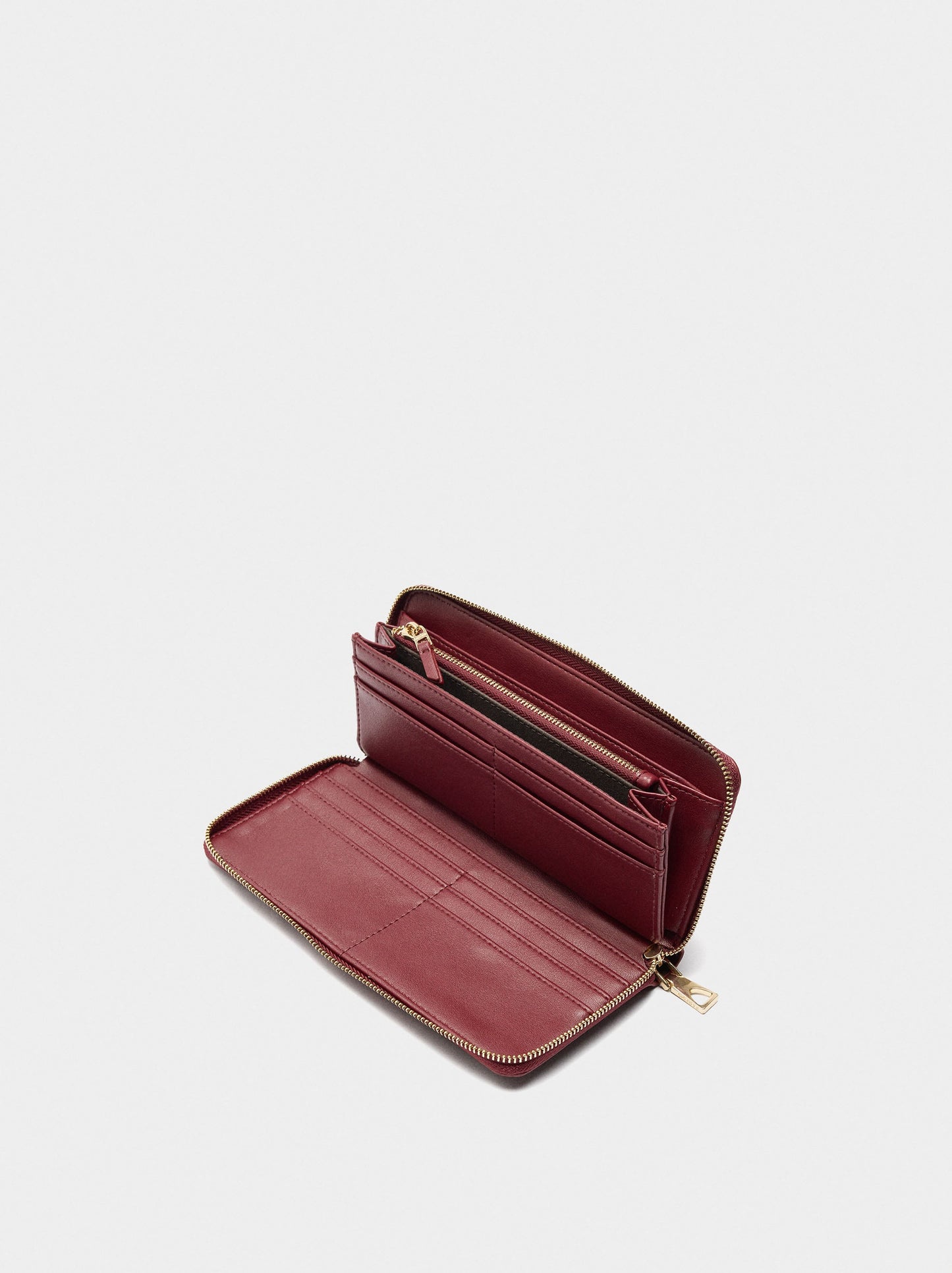 Wallet With Texture And Zipper Closure