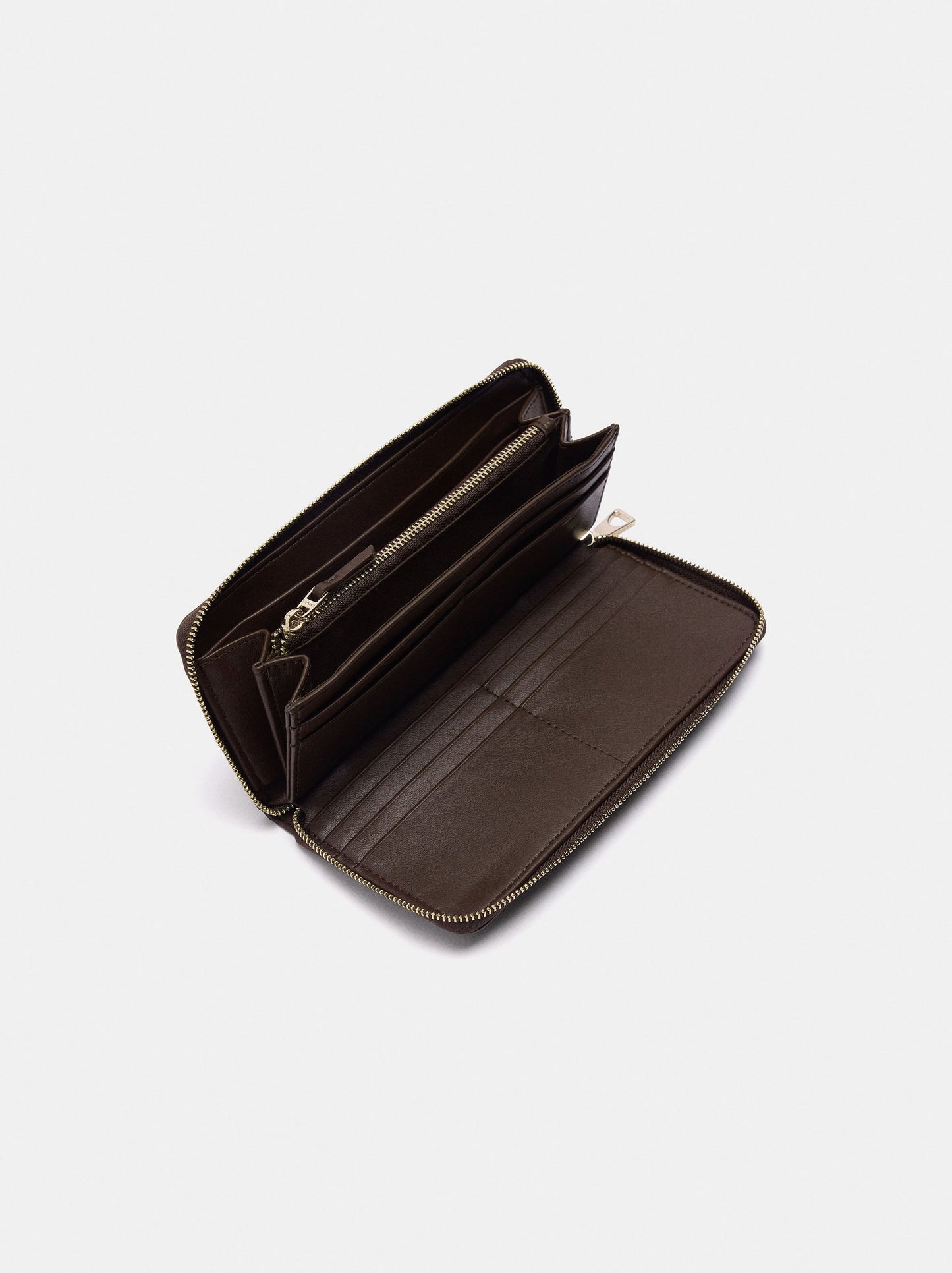 Wallet With Texture And Zipper Closure