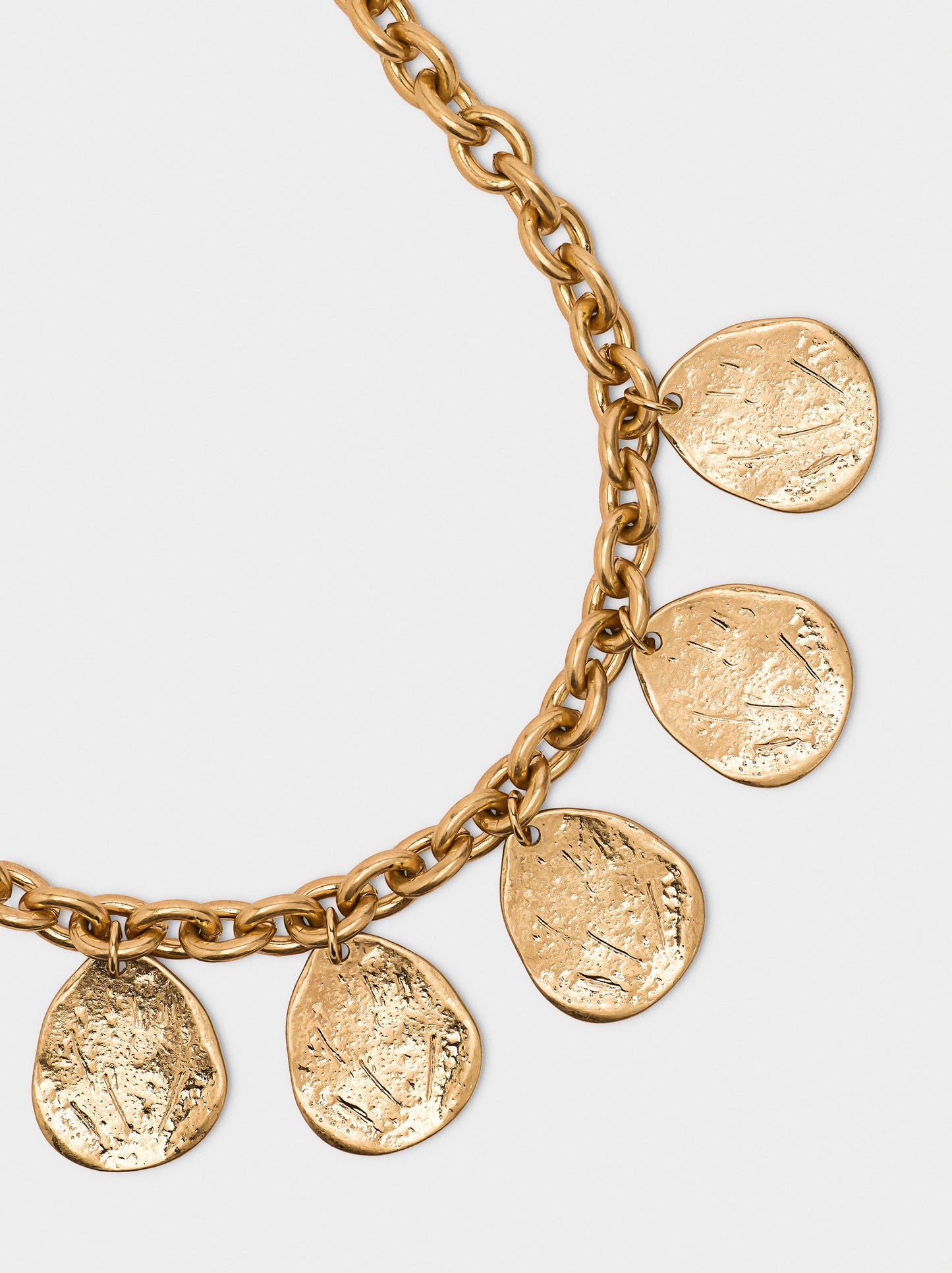 Short Necklace With Oval Dangling Links