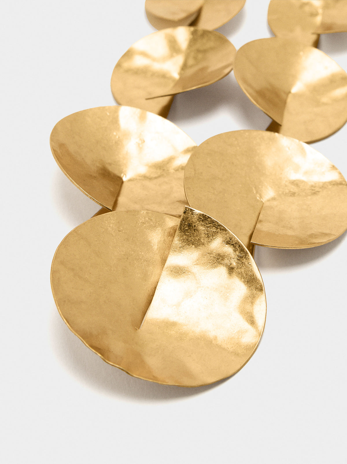 Short Necklace With Round Embossed Details