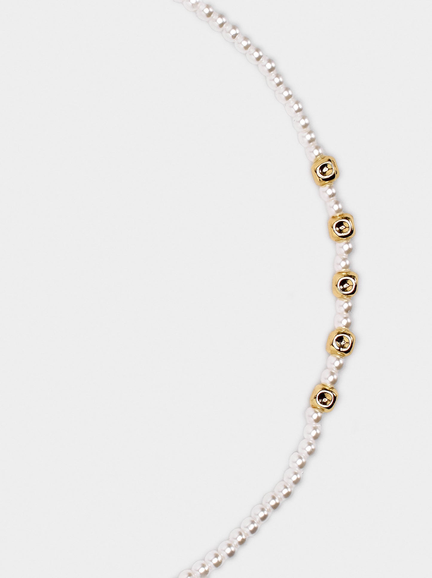 Short Necklace With Pearls