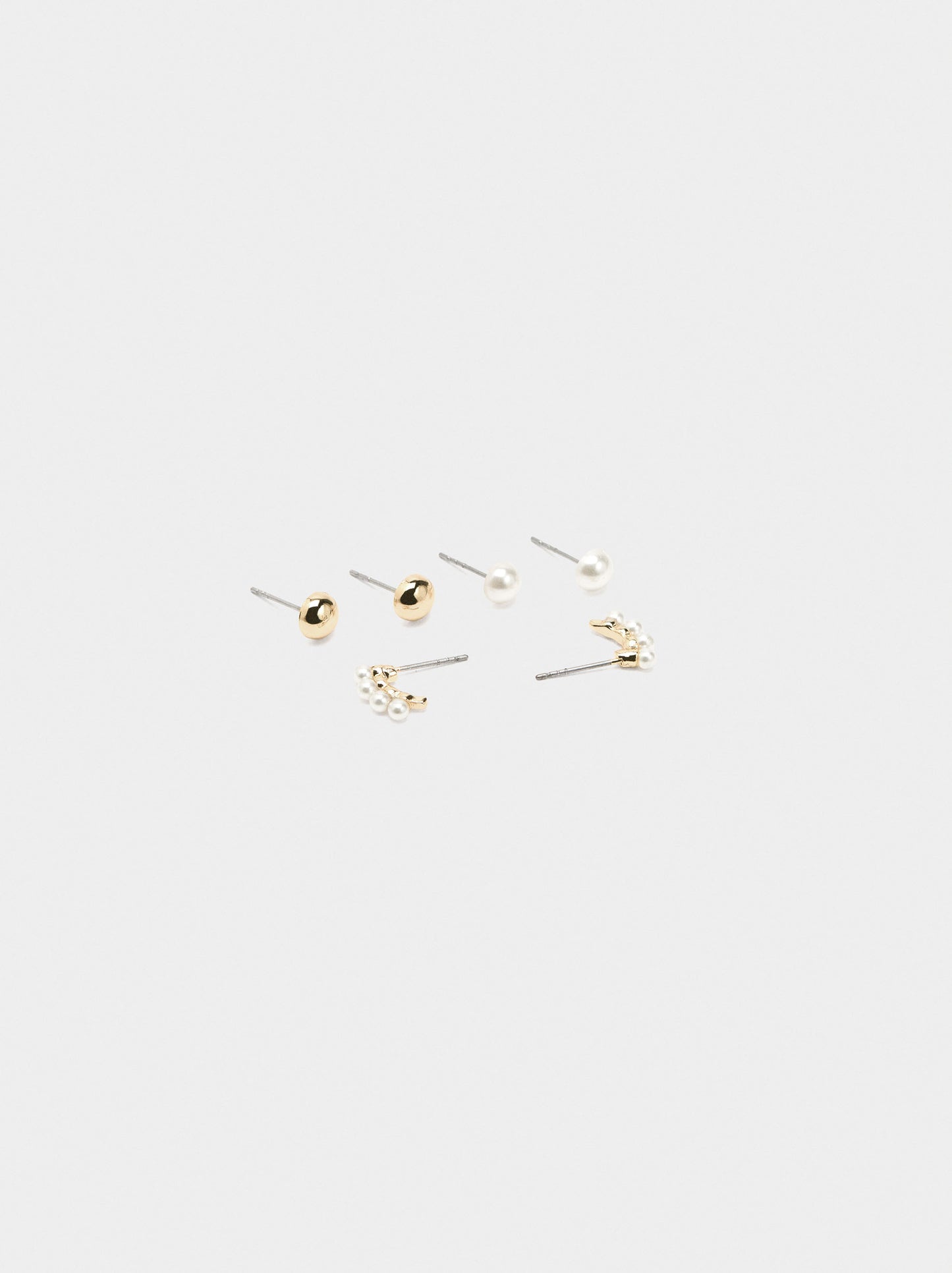 Short Earrings With Pearls