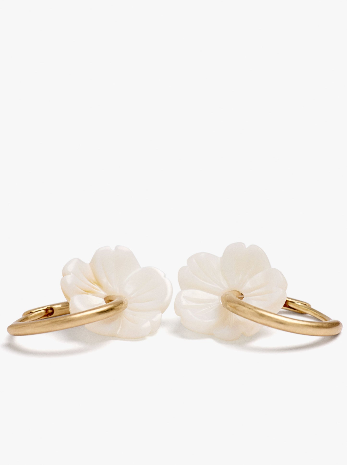 Hoop Earrings With Shell Flower