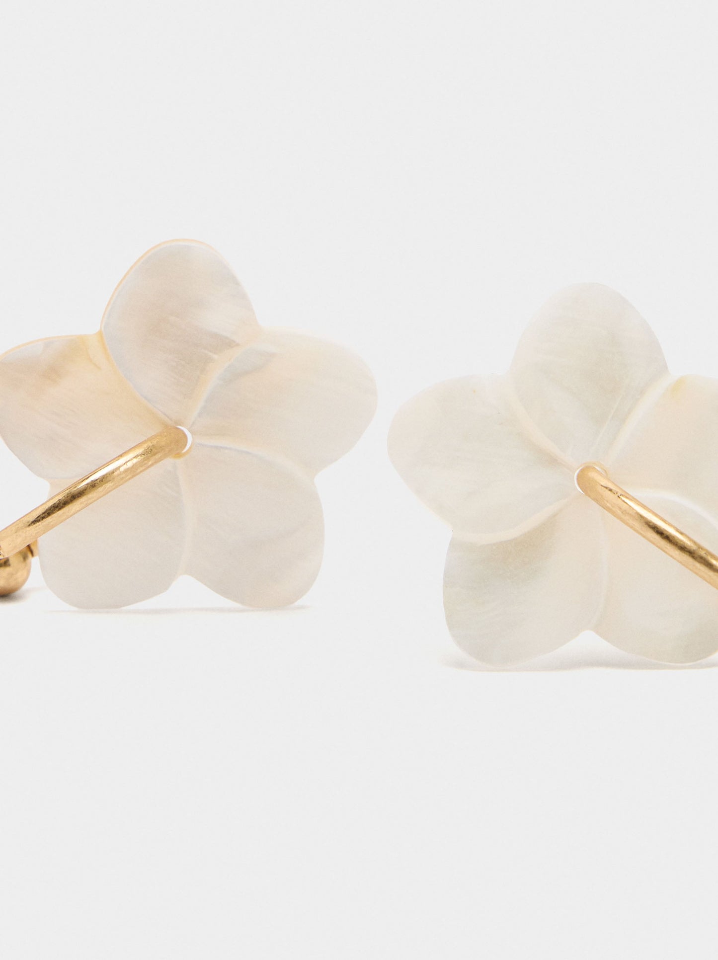 Hoop Earrings With Shell Flower