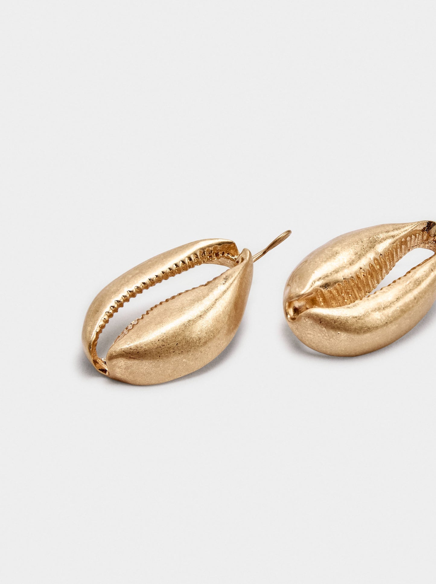 Long Earrings With The Shape Of A Shell