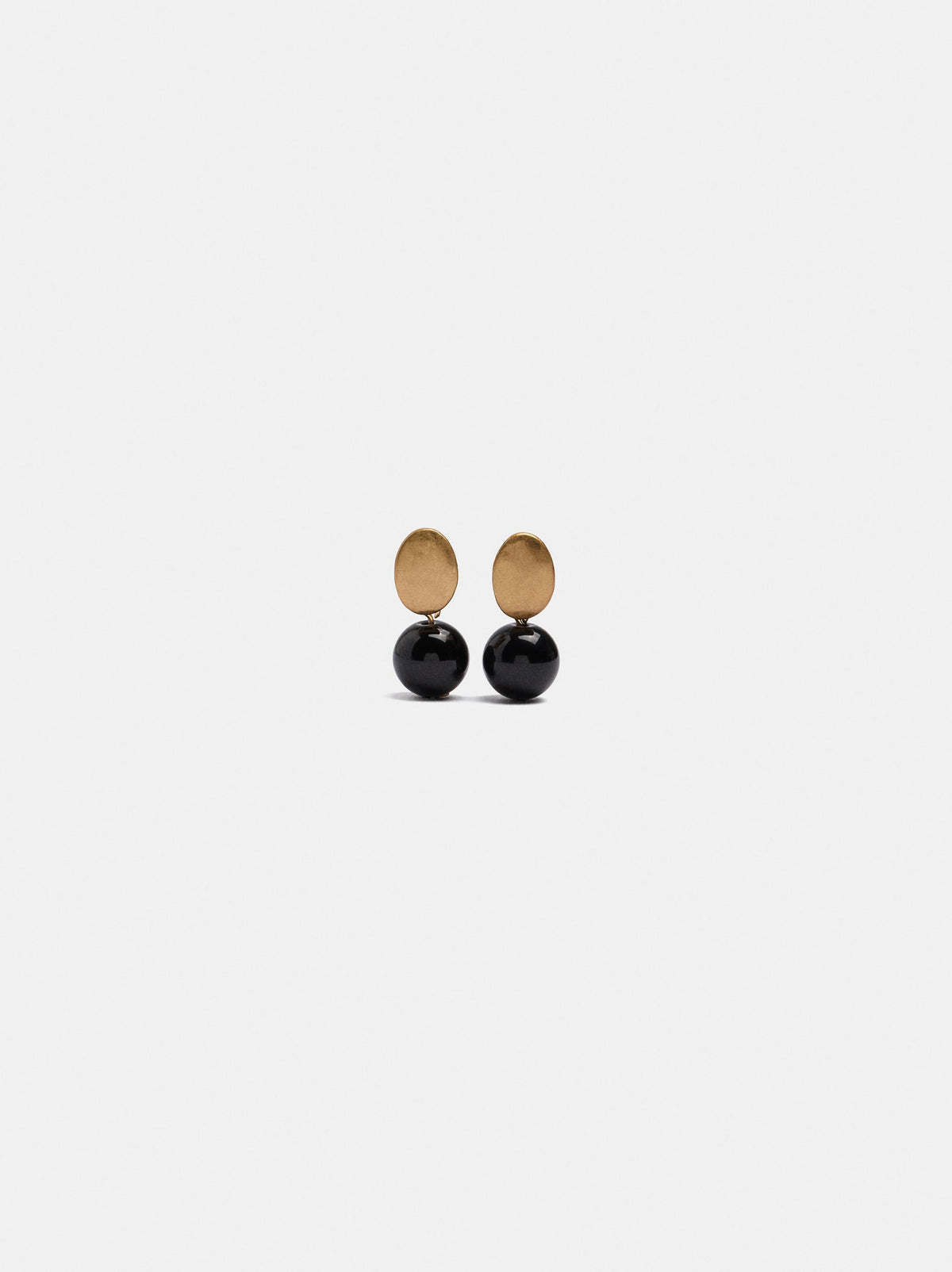 Short Earrings With Stone