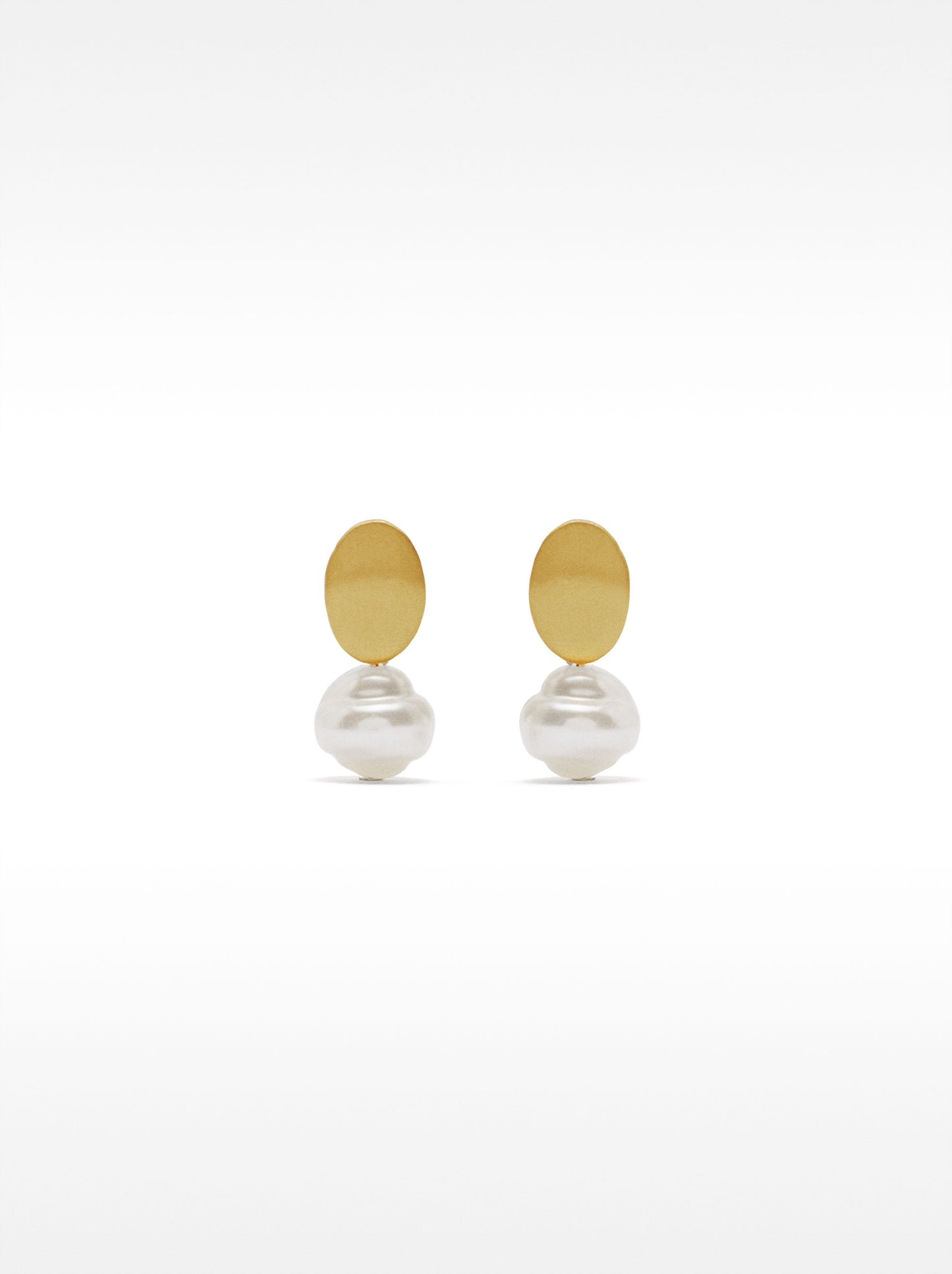 Short Earrings With Pearl