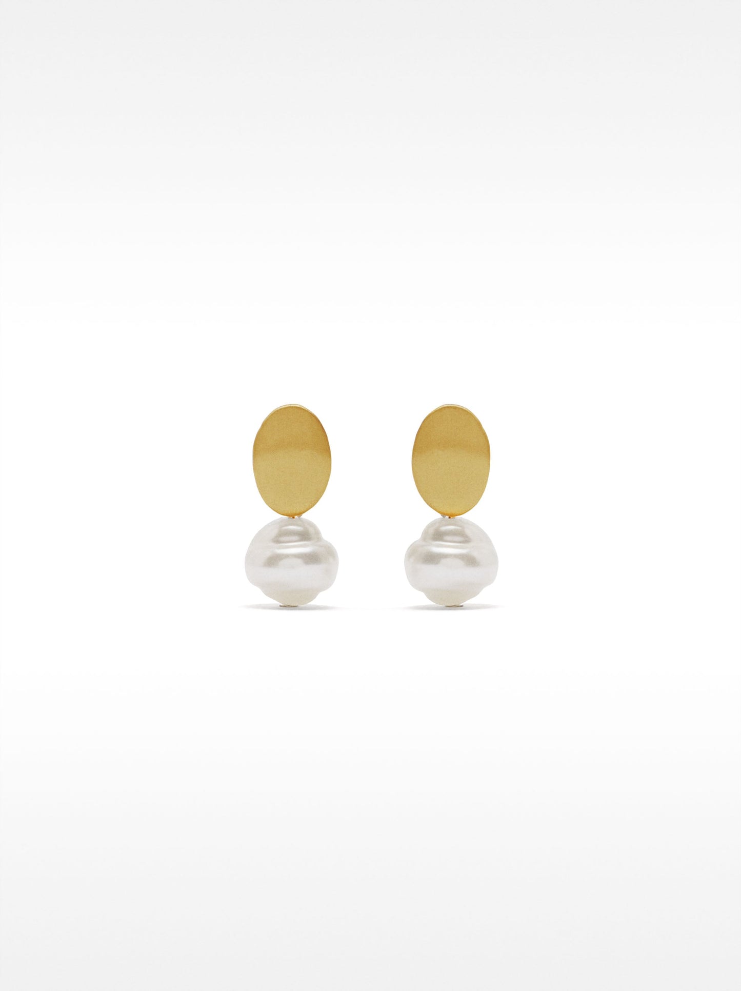 Short Earrings With Pearl