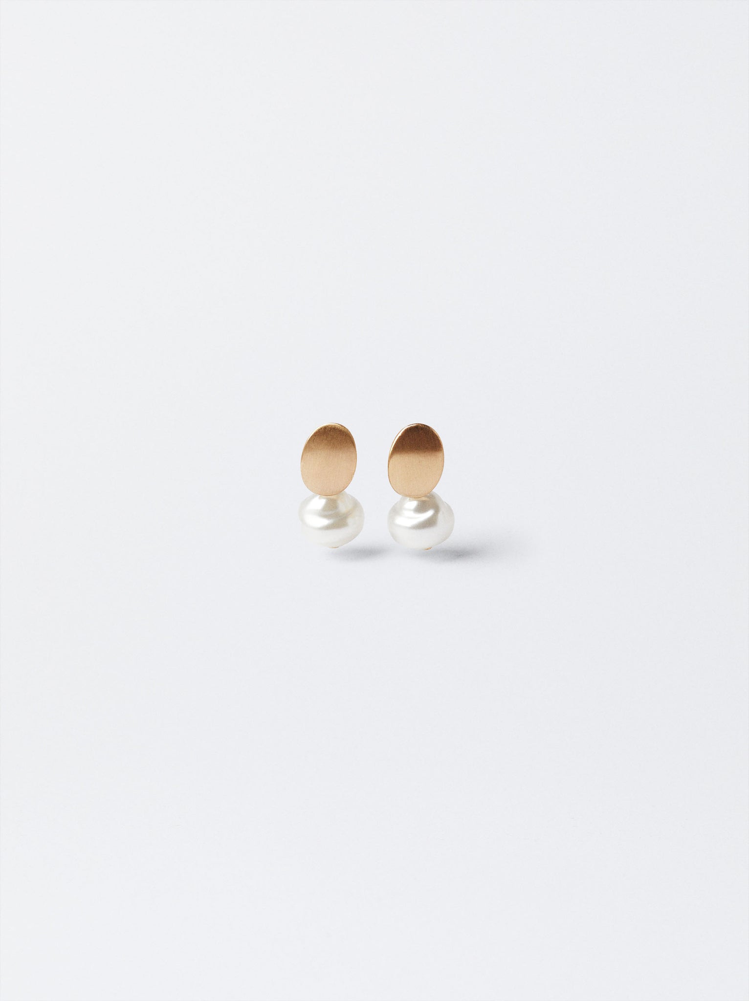 Short Earrings With Pearl