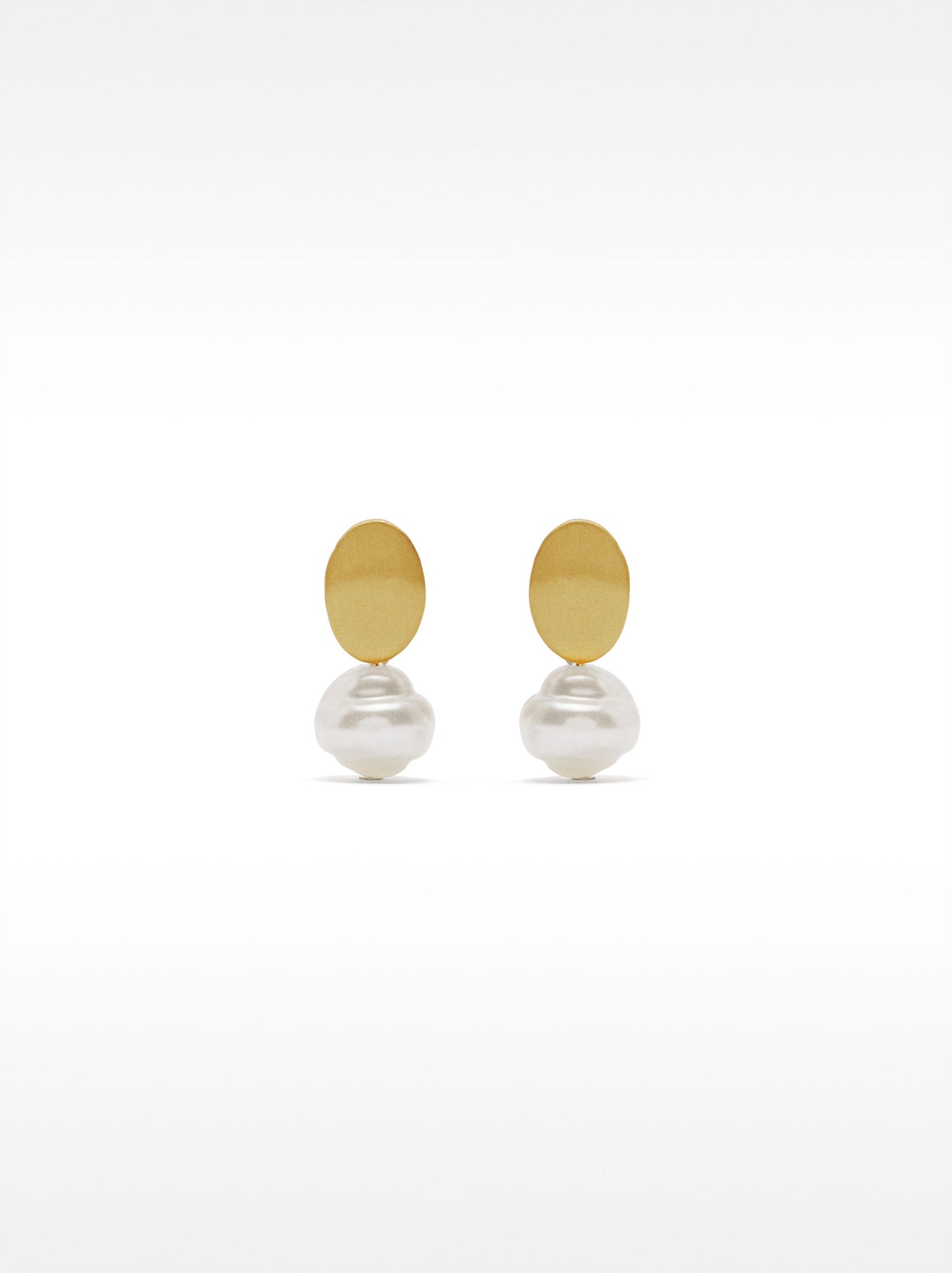Short Earrings With Pearl