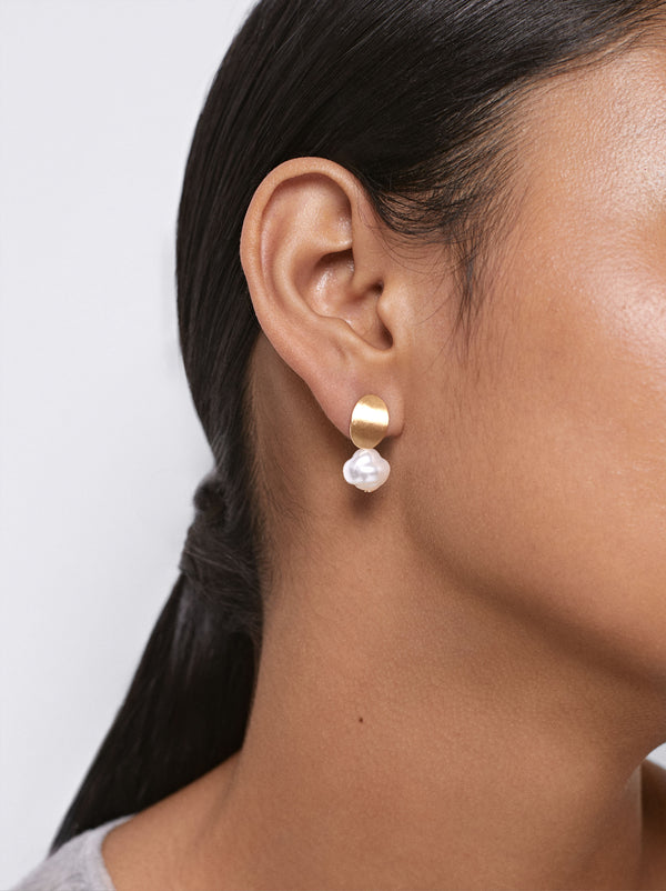 Short Earrings With Pearl