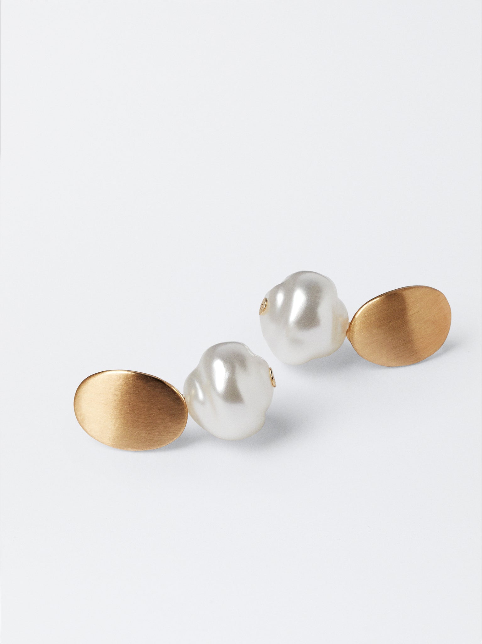 Short Earrings With Pearl