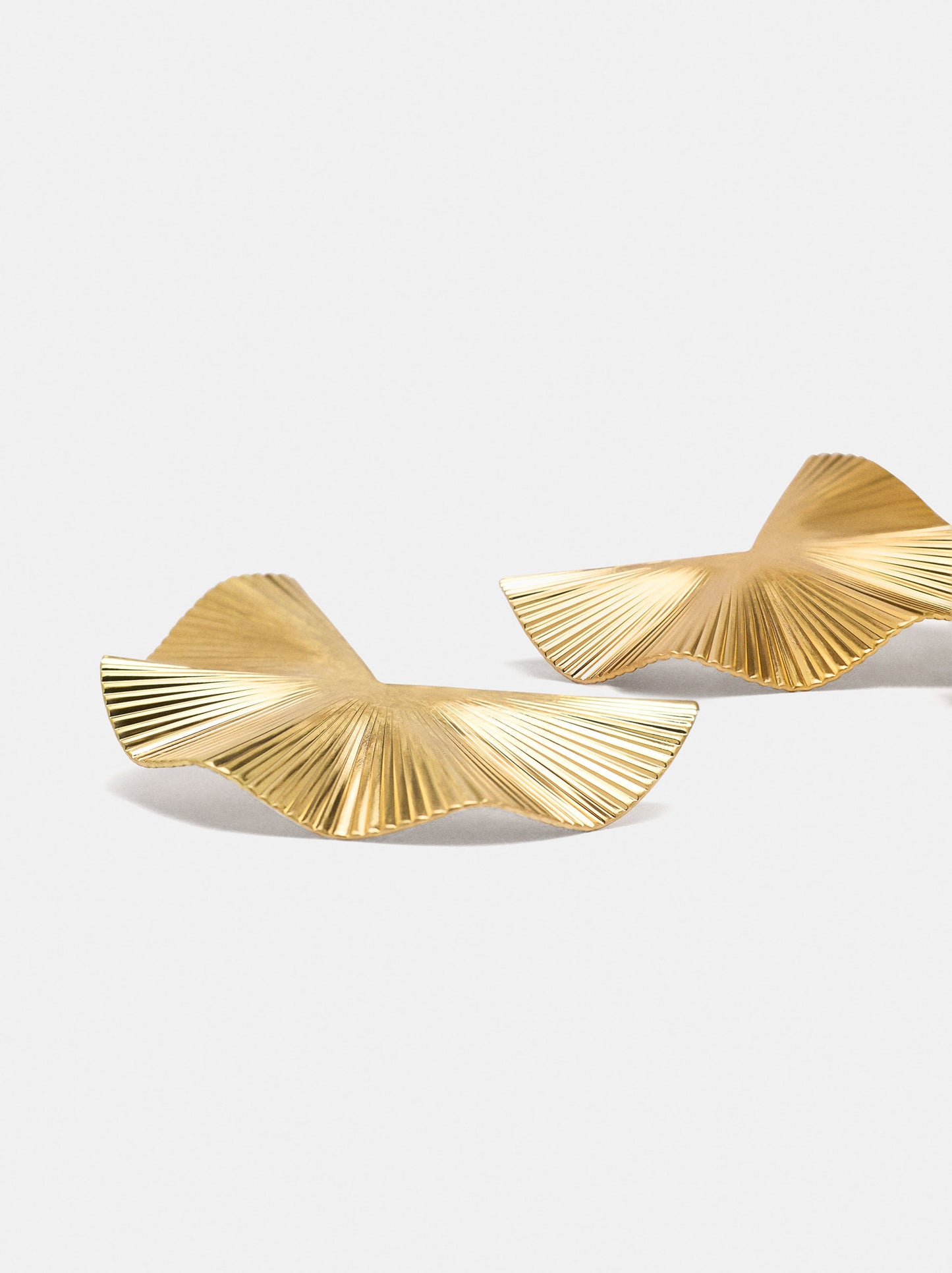 Medium Wavy Earrings
