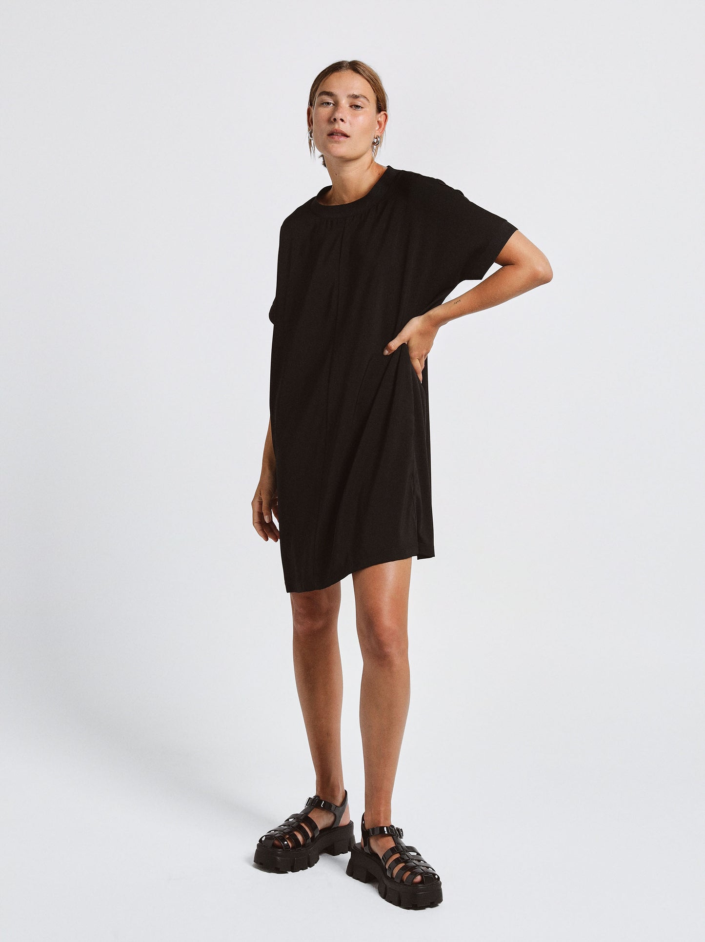 Dress With Round Neck And Short Sleeve