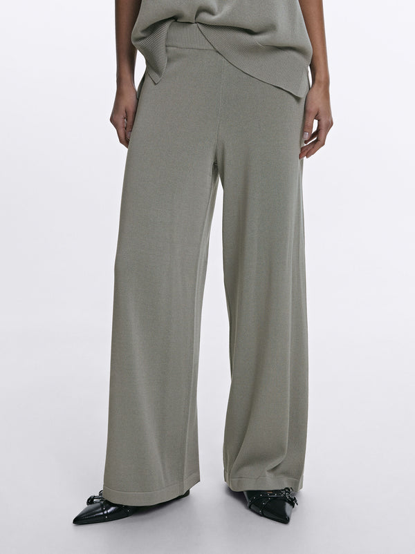 Loose-Fitting Trousers With Elastic Waistband