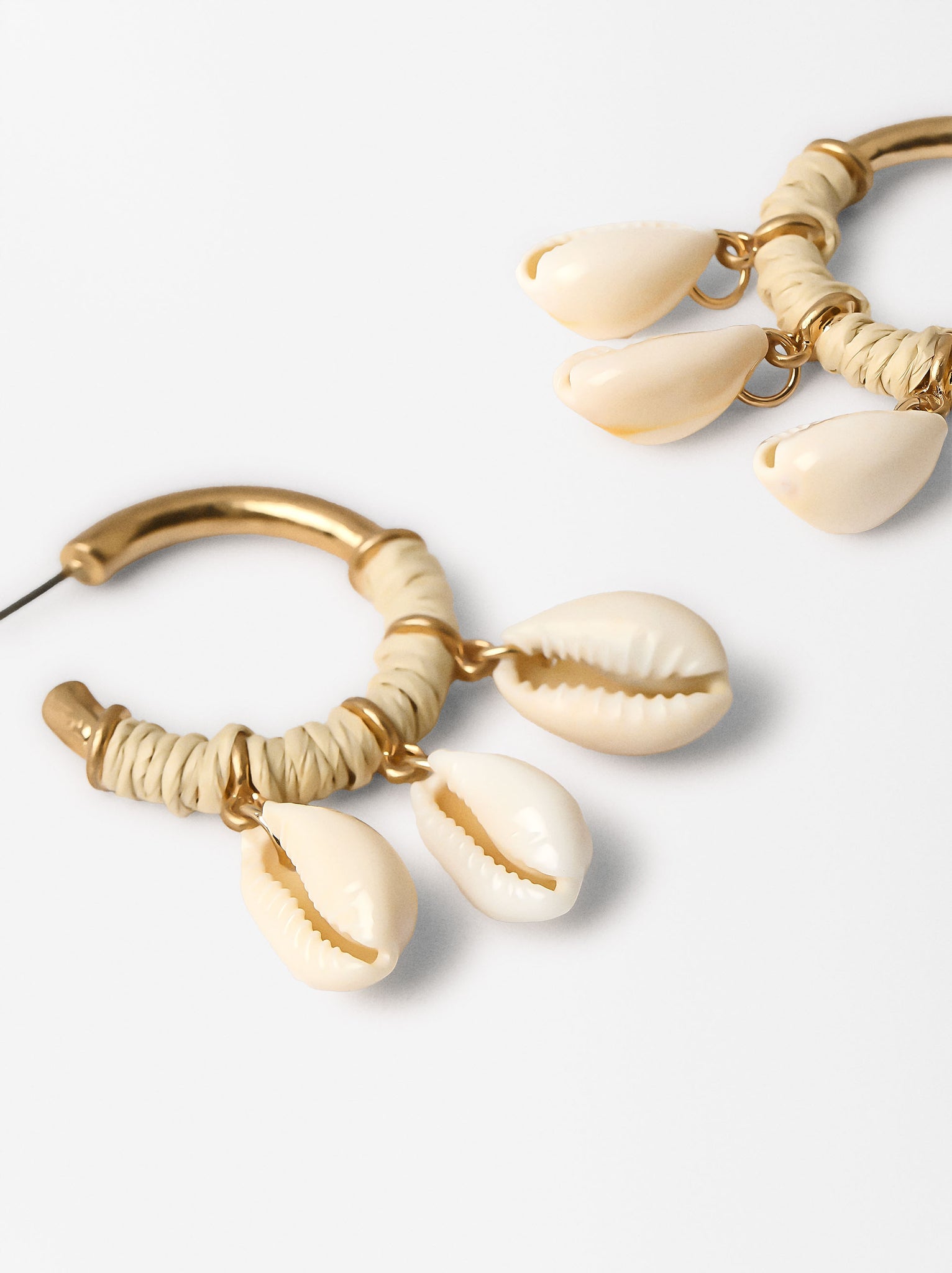 Hoops Earrings With Shells And Raffia