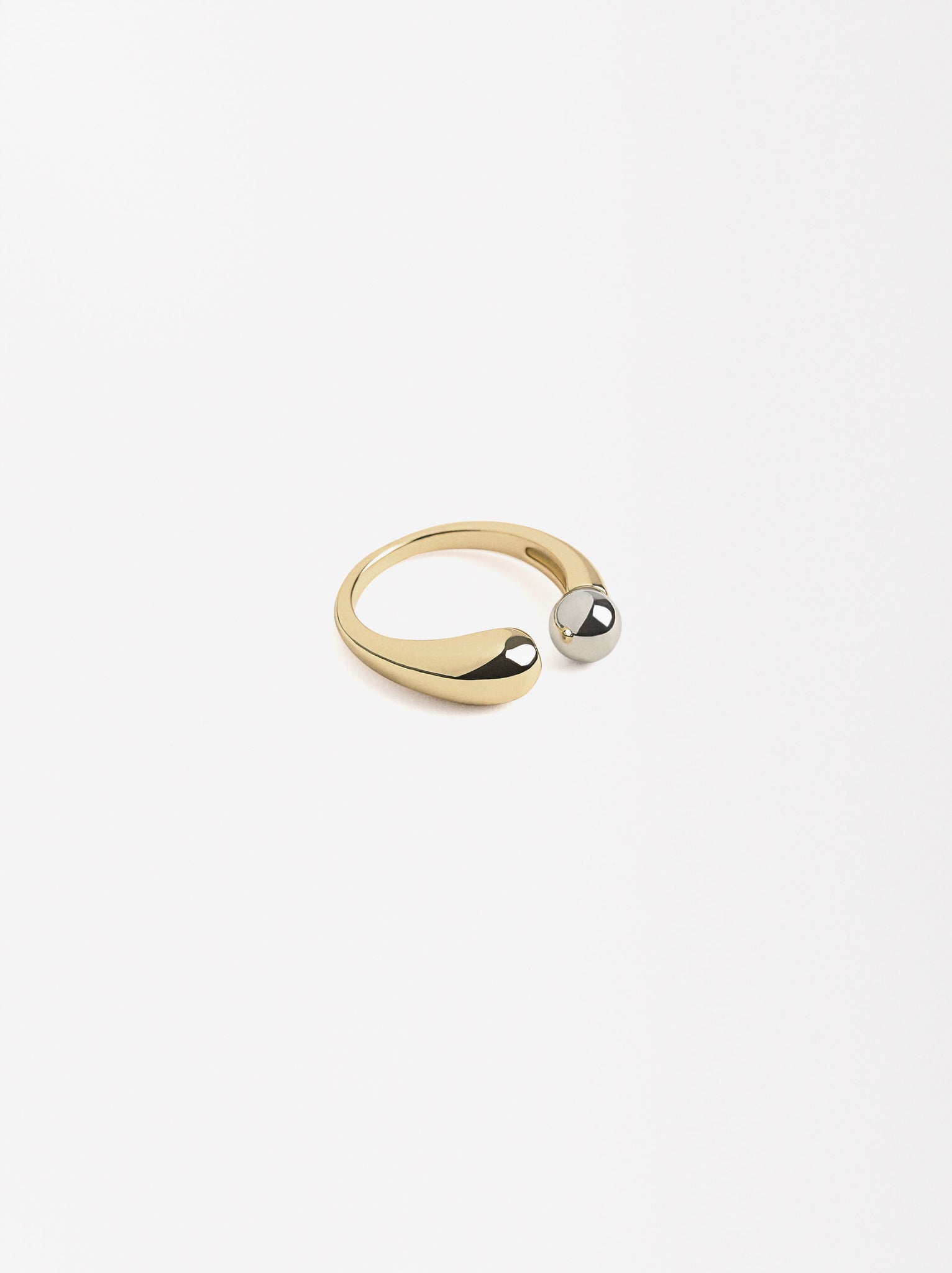 Rounded Ring With A Sphere