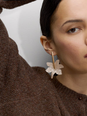 Long Earrings With Pearly Flower