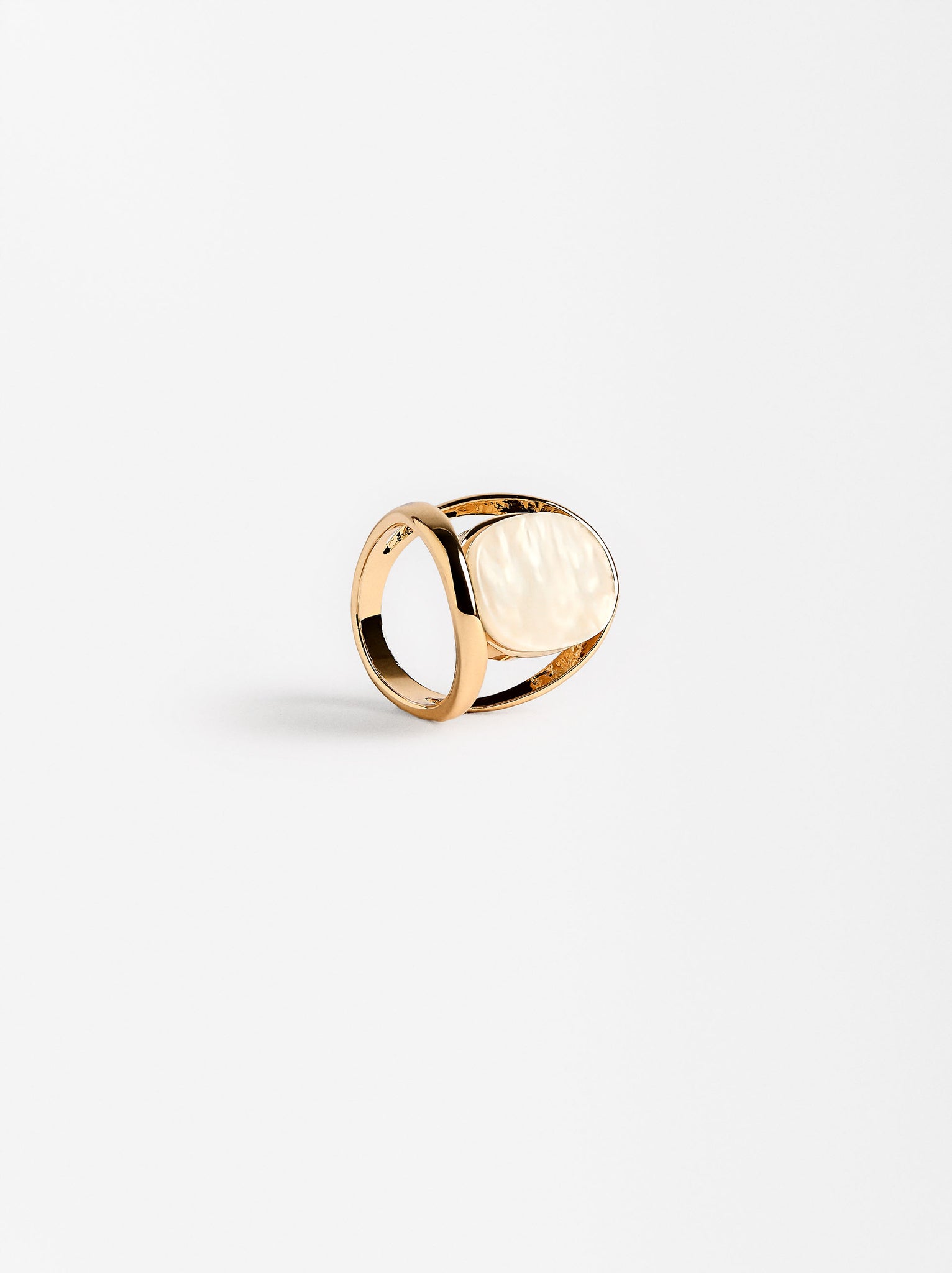 Oval Pearl Detail Ring