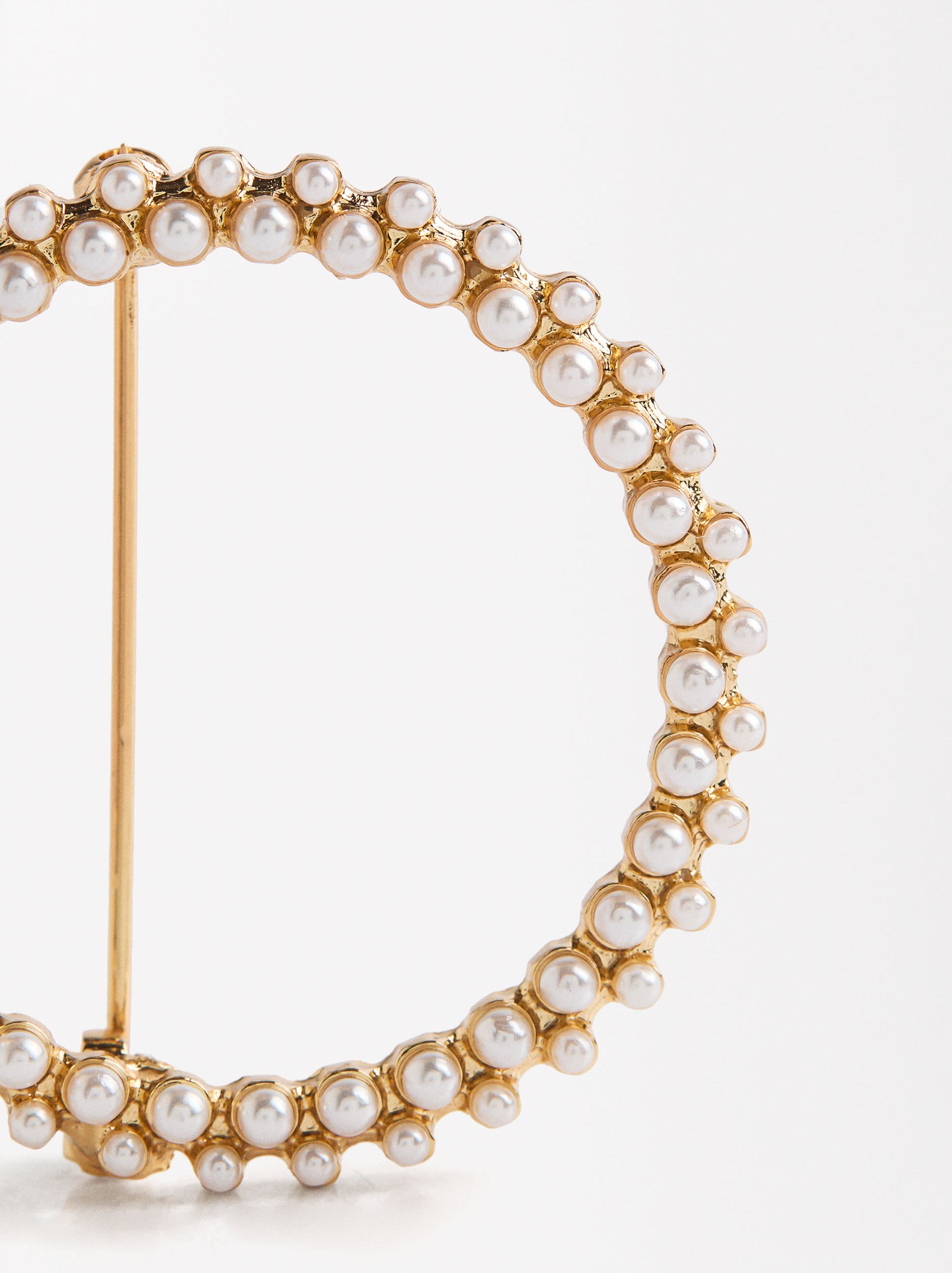 Circle Pin With Pearls