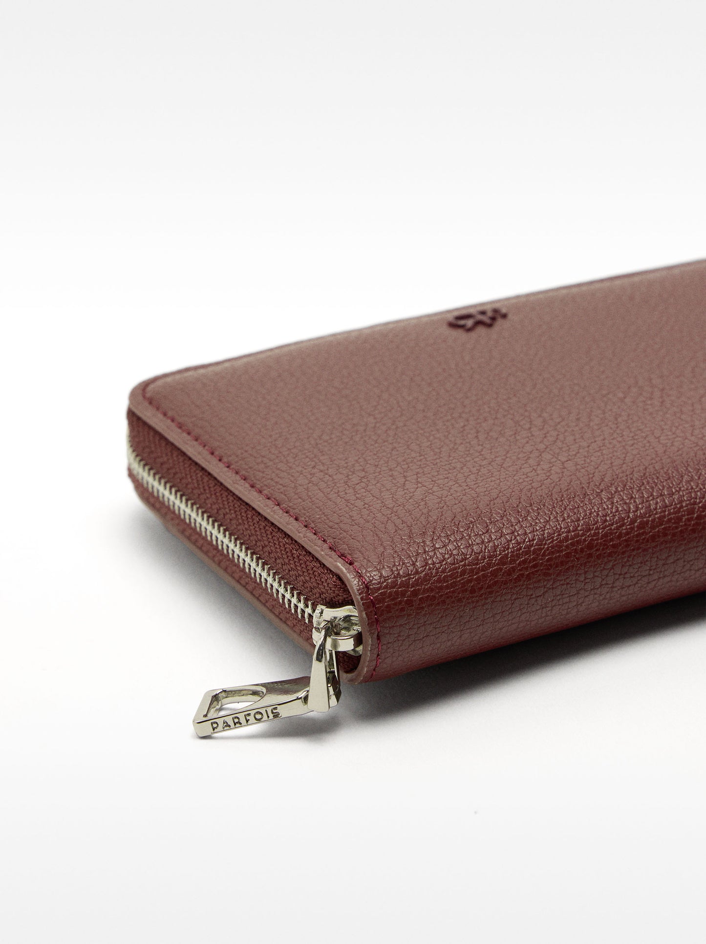Wallet With Texture And Zipper