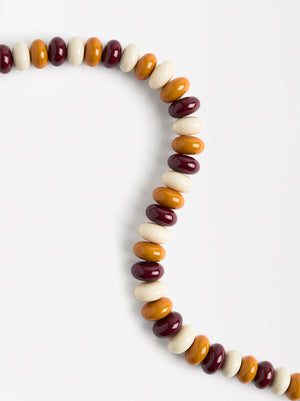 Short Necklace With Contrasting-Colored Beads