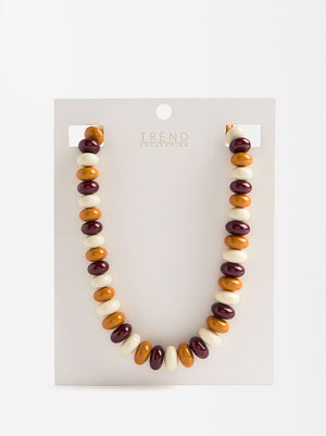 Short Necklace With Contrasting-Colored Beads