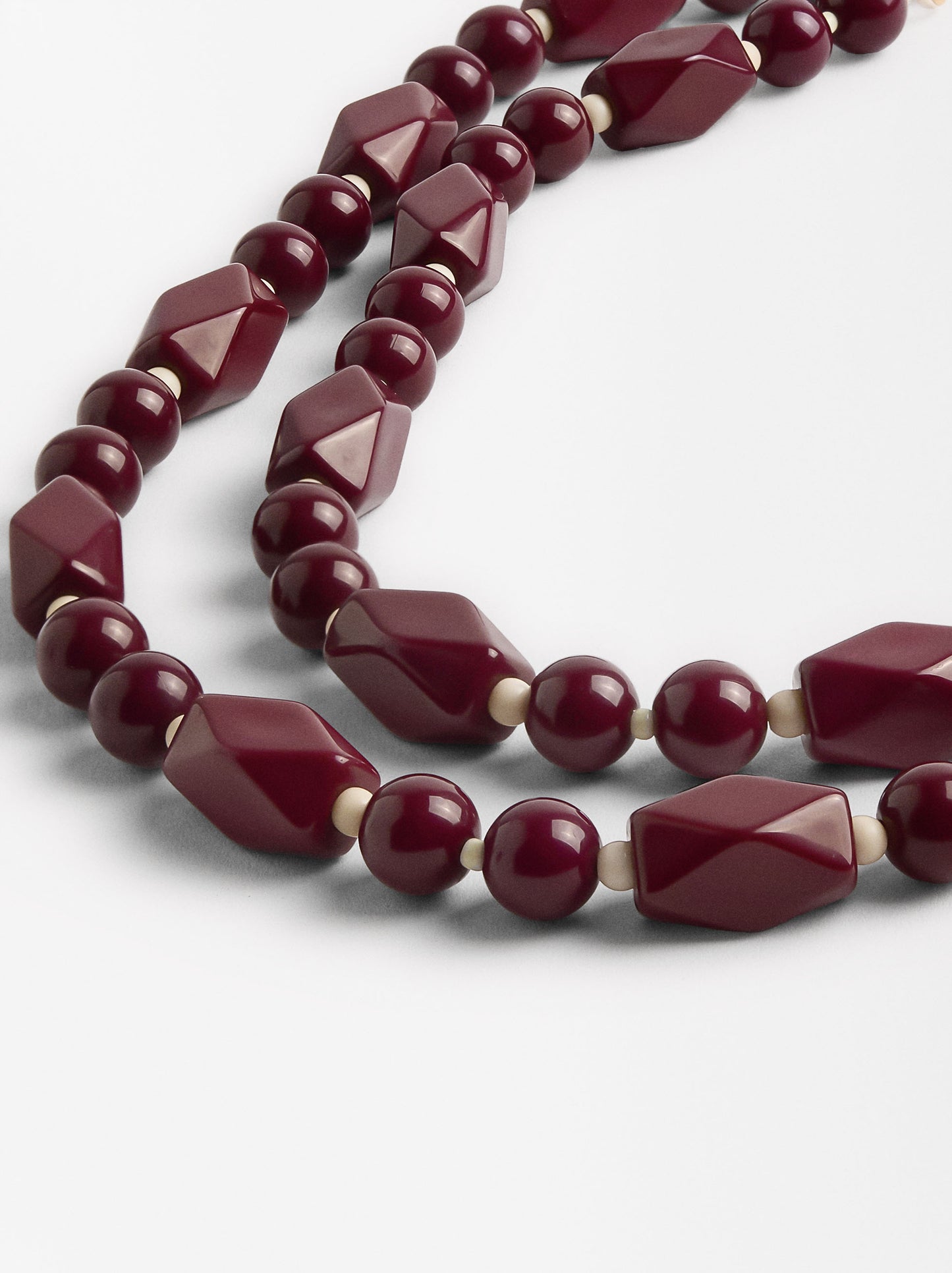 Short Necklace With Contrasting Details