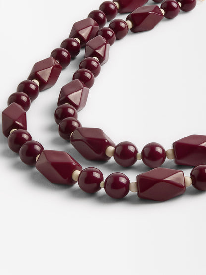 Short Necklace With Contrasting Details