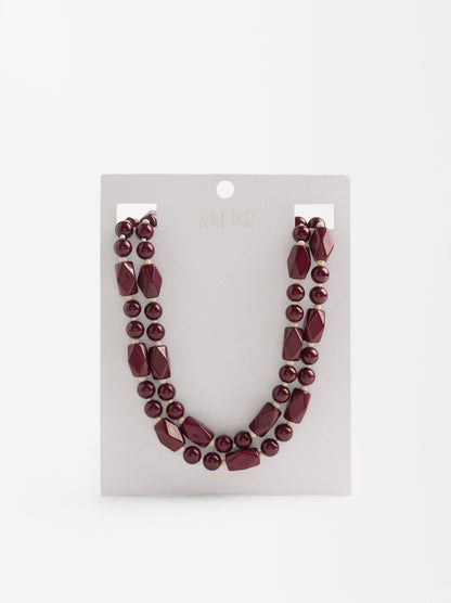 Short Necklace With Contrasting Details