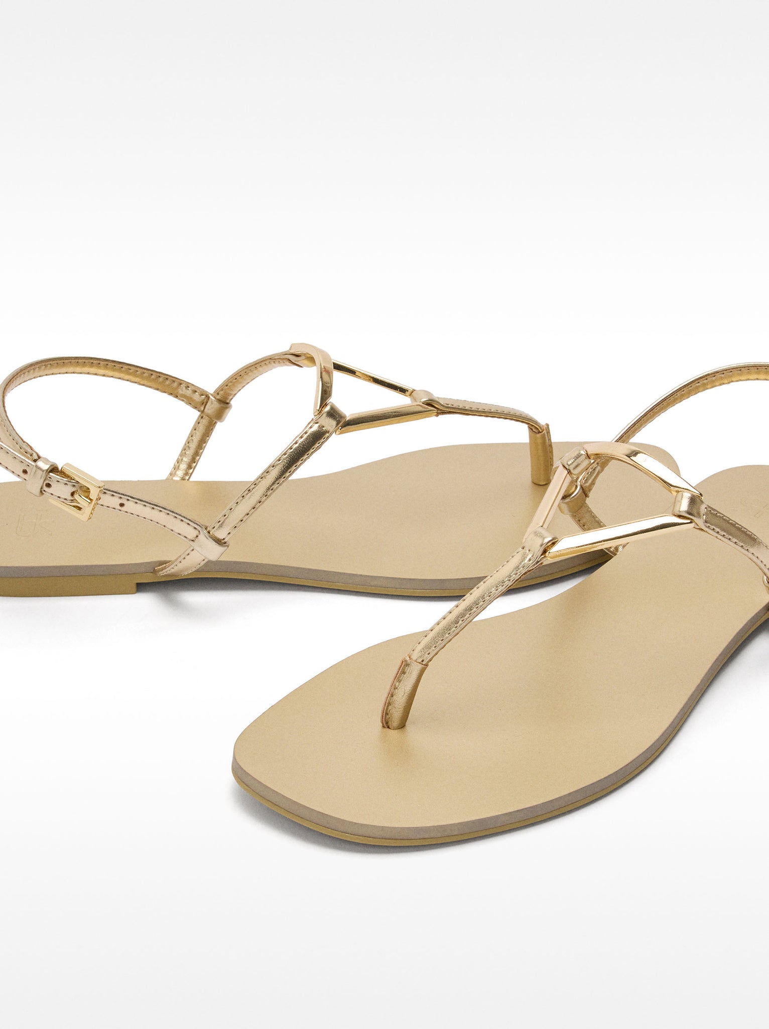 Flat Sandals With Metallic Detail Straps