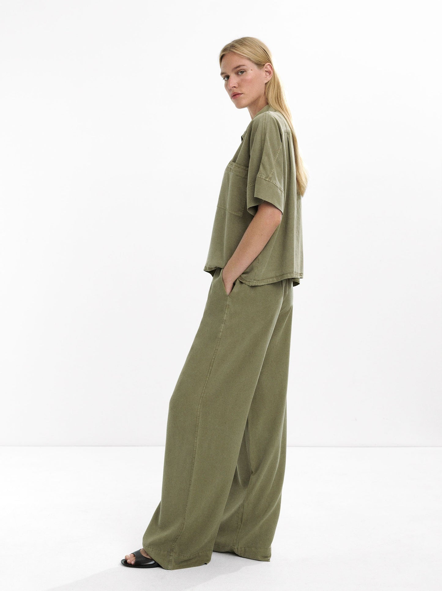 Loose-Fitting Trousers With Elastic Waistband
