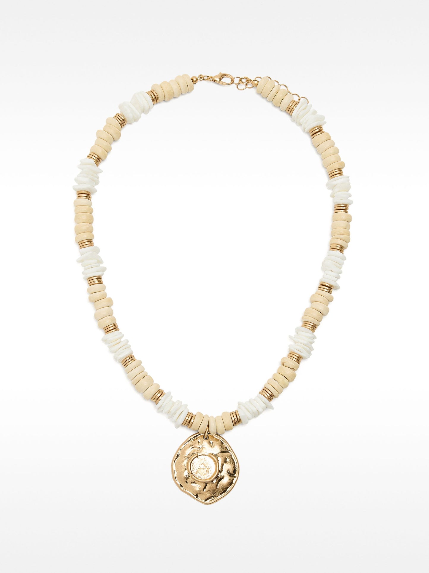 Short Necklace With Shells And Wood