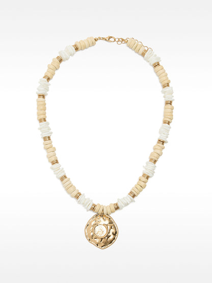 Short Necklace With Shells And Wood