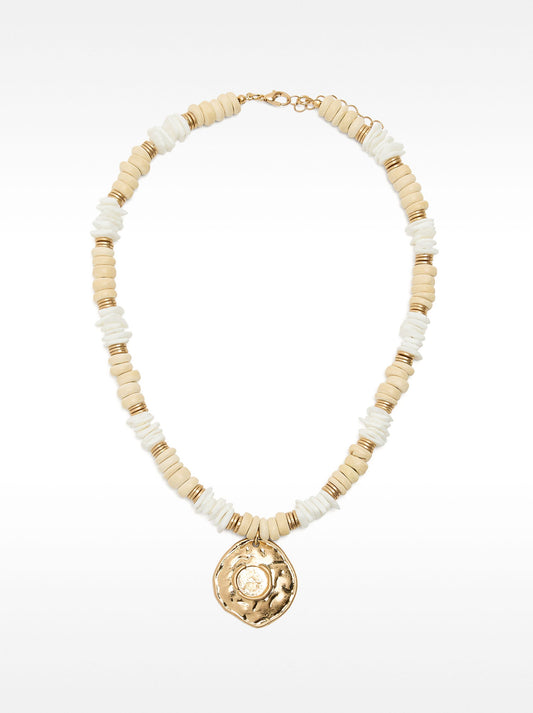 Short Necklace With Shells And Wood