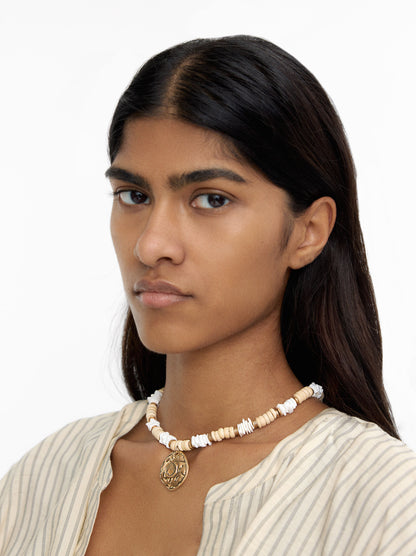 Short Necklace With Shells And Wood