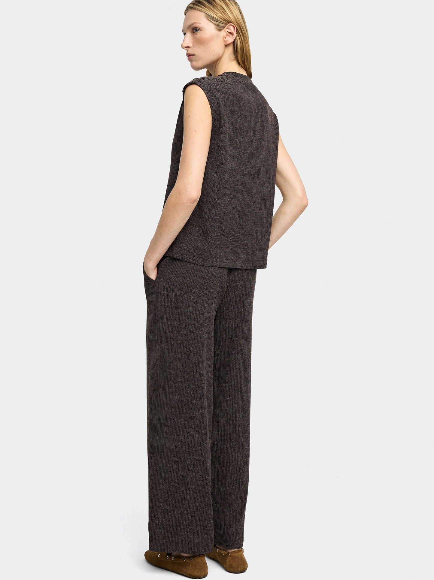 Trousers With Pockets And Texture