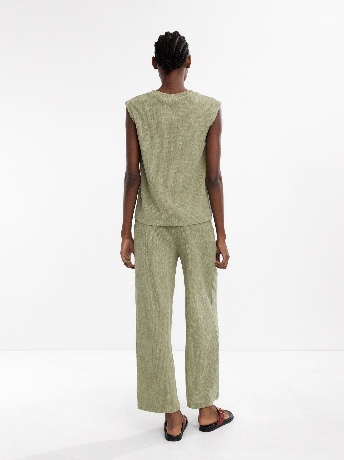 Trousers With Pockets And Texture