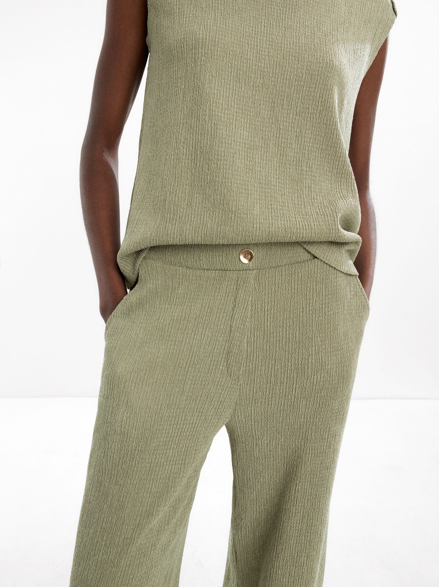 Trousers With Pockets And Texture