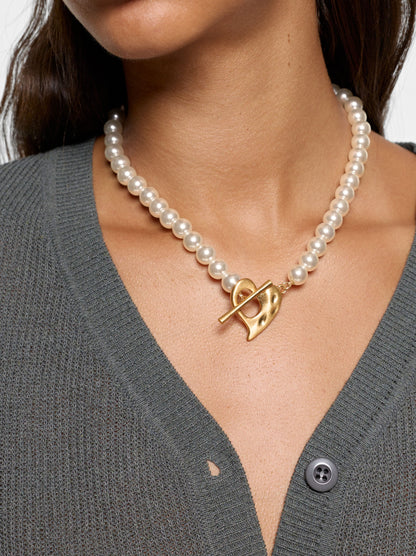 Short Necklace With Pearl Beads
