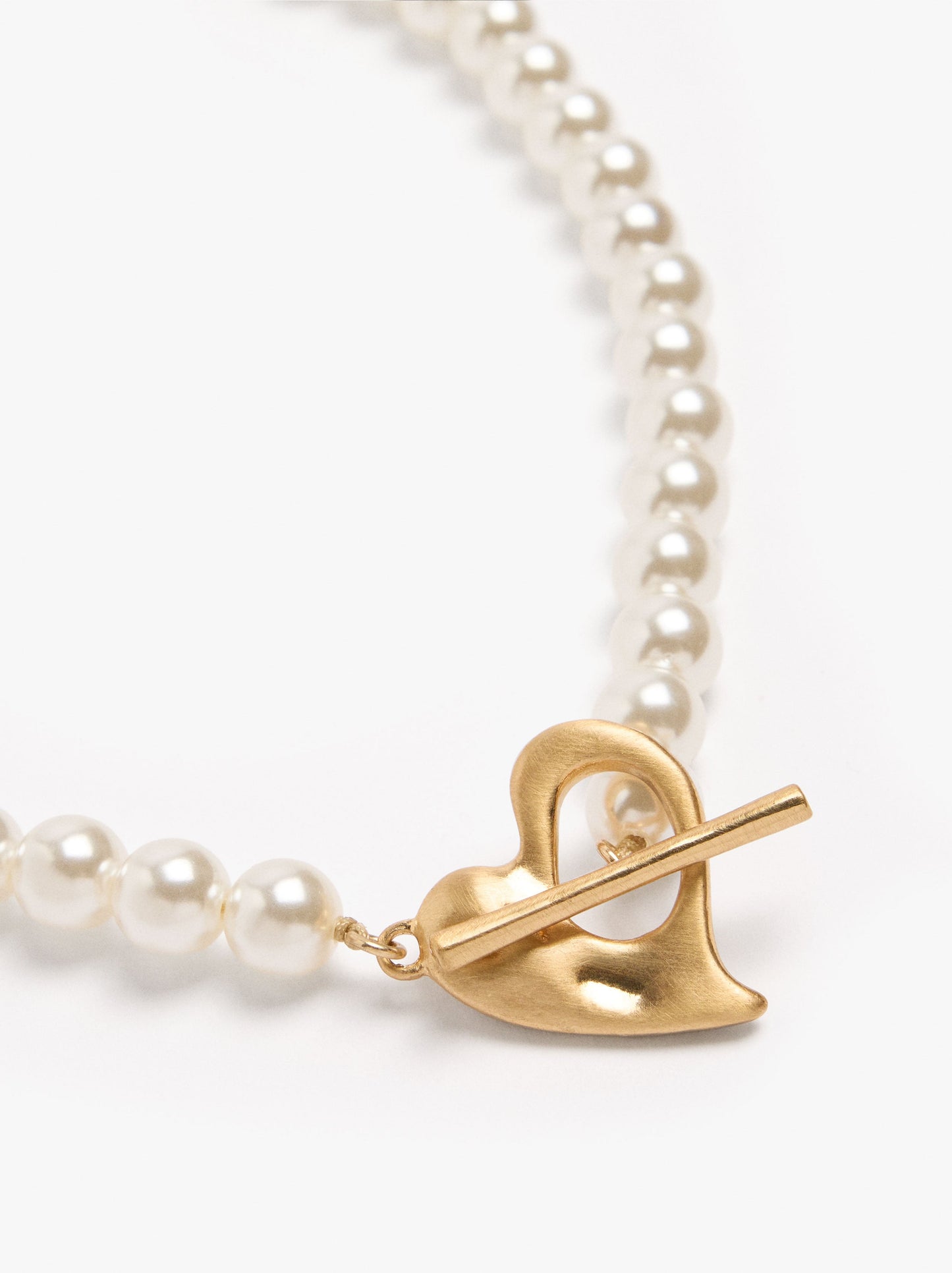 Short Necklace With Pearl Beads