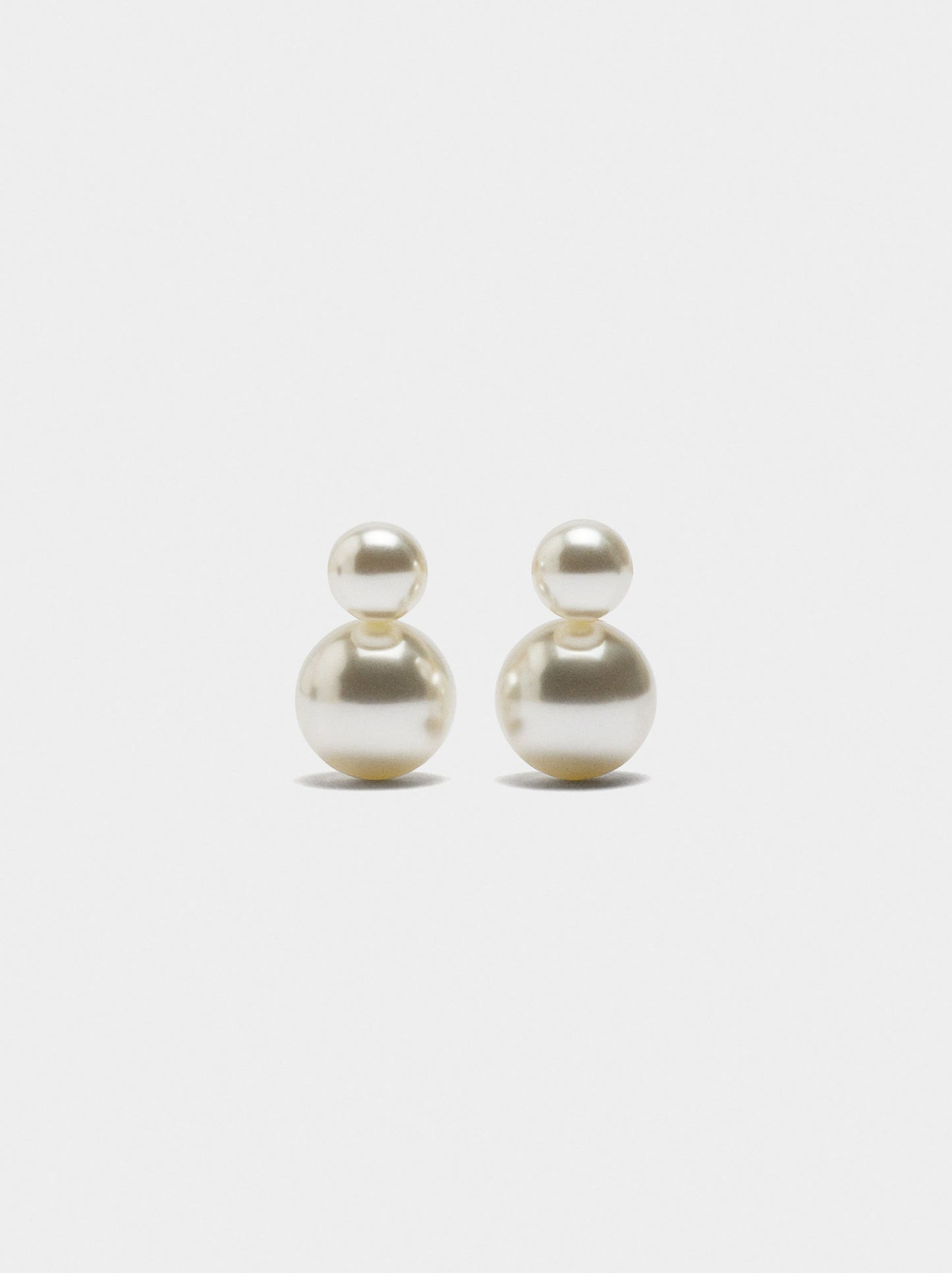 Short Earrings With Pearls