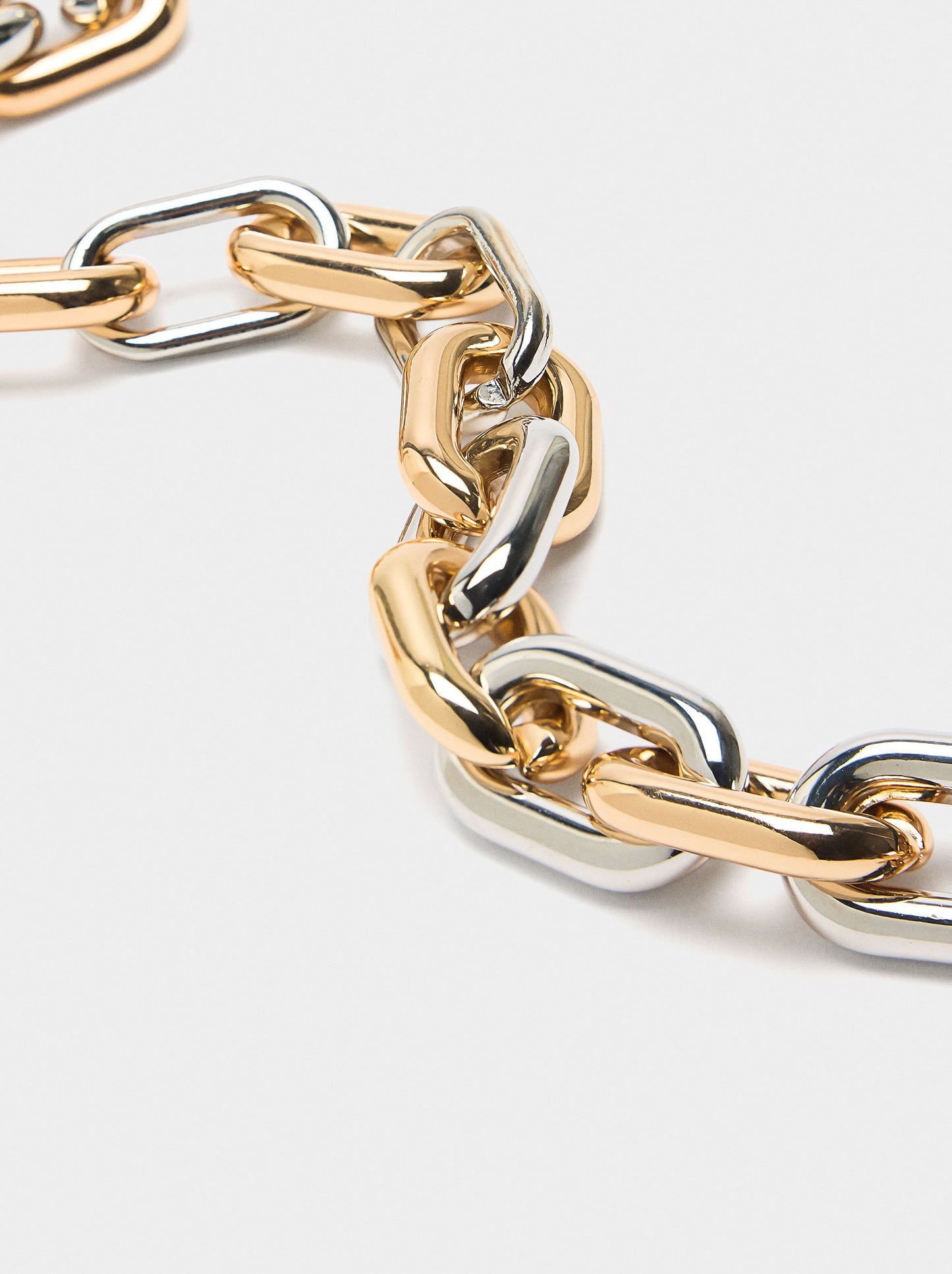 Short Necklace With Alternating Bicolor Links