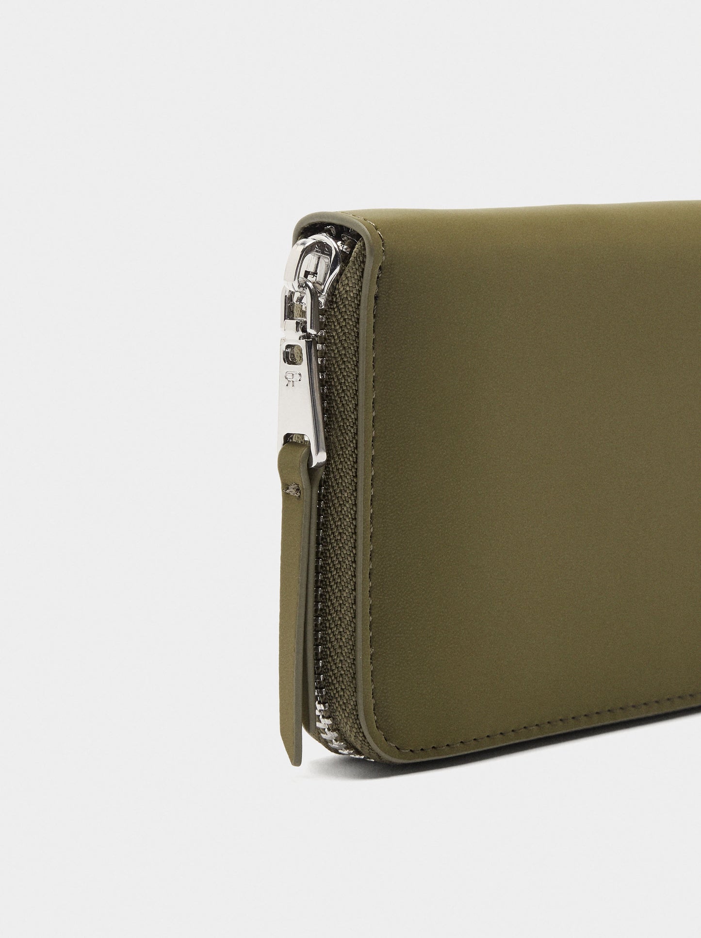 Wallet With Soft Texture Zipper Closure M