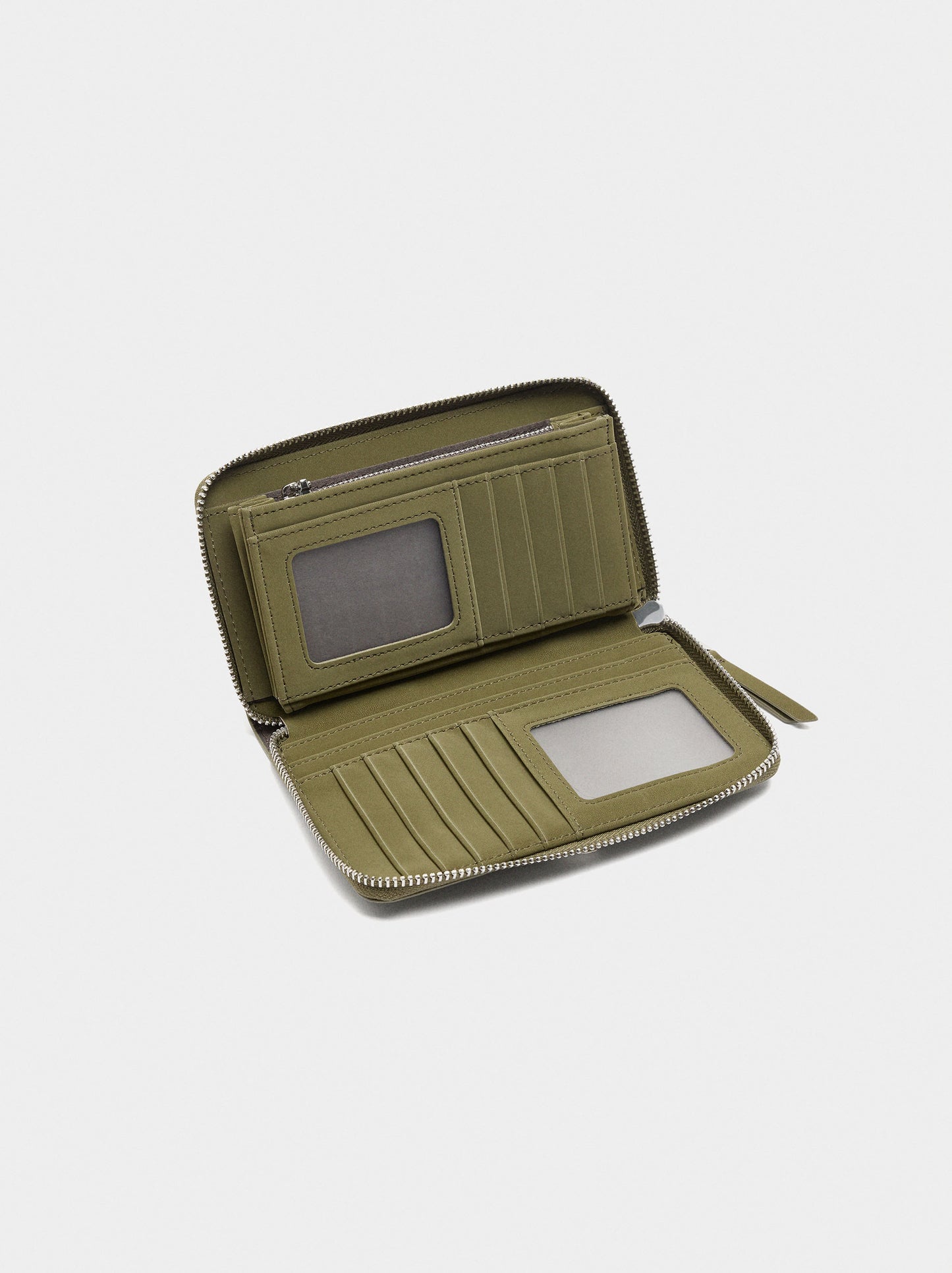 Wallet With Soft Texture Zipper Closure M